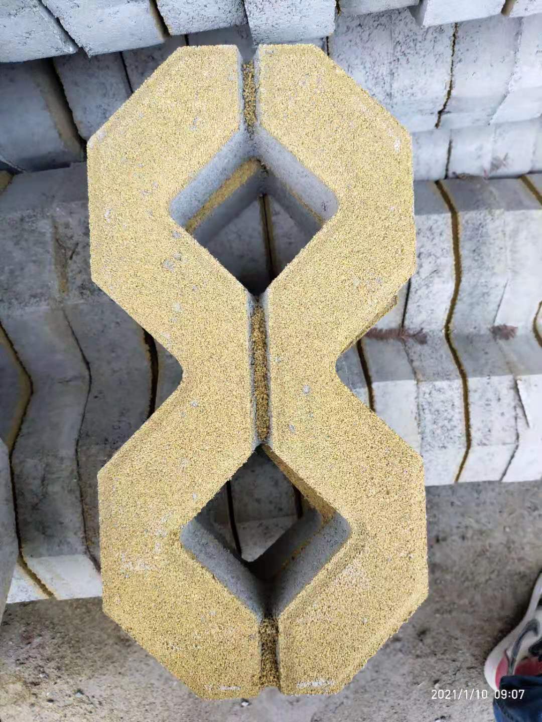 黄色八字形渗水植草砖200X400